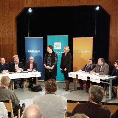 Alajärven vaali-iltamia luotsasivat toimittajat Marja Tyynismaa Ilkasta (keskellä vas.) ja Elina Niemistö Yle Pohjanmaasta.