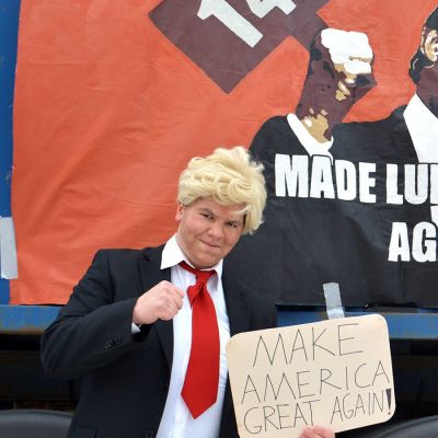 Trump-aiheinen penkkarikangasa Kemissä.