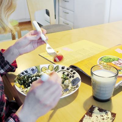 Nuori syö kasvisateriaa