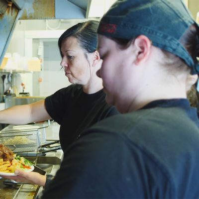 Tuula Autio kokoaa kebabannosta raahelaisen Take Away-katukeittiön ravintolassa 28.6.2017.