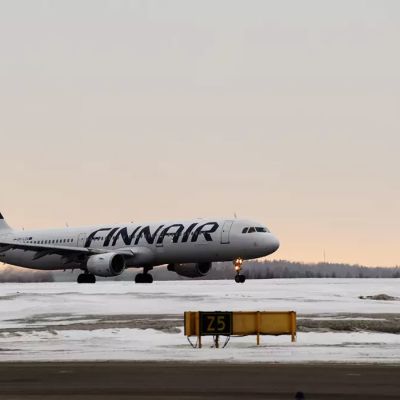 Ett Finnairs-plan på snöig startbana på Helsingfors-Vanda flygplats. 