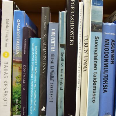 Luokkaan 7 kuuluvia kirjoja kirjaston hyllyssä