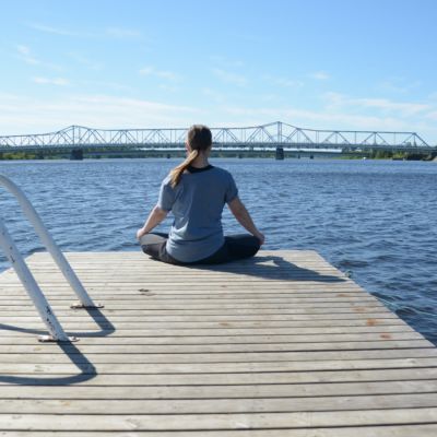 Heljä Pitkänen laiturilla Tornion Pikisaaressa