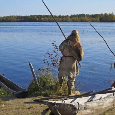 Jari-Vähkyrä-ja-Laura-Ohenoja-onkivat Kierikin rannassa iijoella kivikautisissa varusteissa.