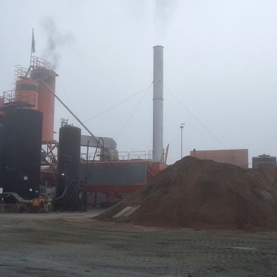 Asfalttiasema sumussa Hämeenlinnassa