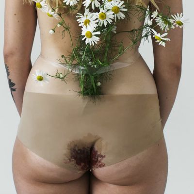 Vanessa Forsténs porträtt där hon står med ryggen mot kameran med mensblod på underbyxorna. 