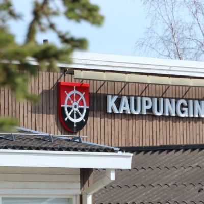 Kiteen vaakuna kaupungintalon ulkoseinässä.