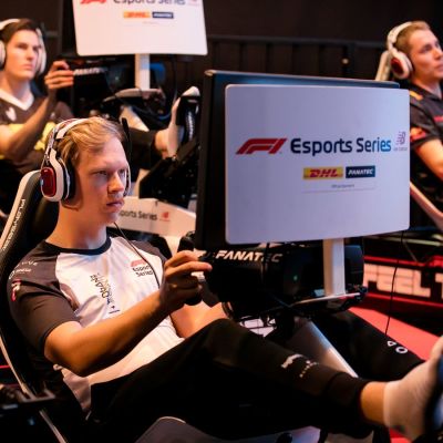 Olli Pahkola ajaa F1 E-sports -sarjan kisoissa vuonna 2018 McLarenin tallissa.