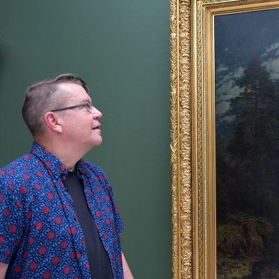 Mies katsoo Hjalmar Munsterhjelmin maalausta taidemuseossa