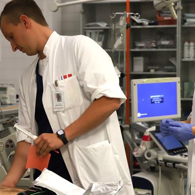Päivystyksen lääkärit tarkkailevat potilasta