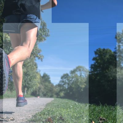 henkilö juoksulenkillä, puolikuva jaloista ja päällä teksti "TT"