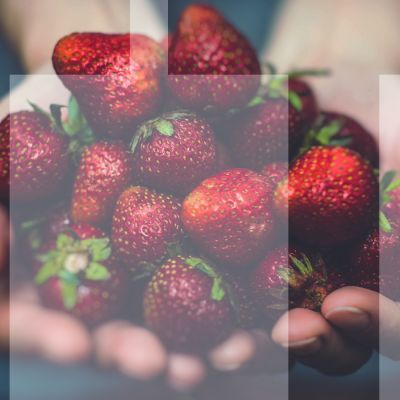 Keko mansikoita kämmenillä.