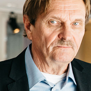 Some-aikakaudellakin jonkun on mentävä sinne, missä tapahtuu. Oltava läsnä ja etsittävä totuutta. Näin kuvailee ulkomaanreportterin työtä toimittajalegenda Vesa Toijonen.