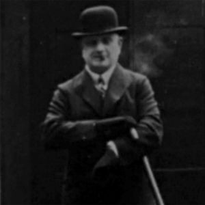 Jean Sibelius Ainolan edustalla (1927).