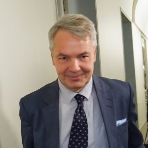 Utrikesminister Pekka Haavisto (Gröna) i en korridor i riksdagen, på väg till grundlagsutskottet.
