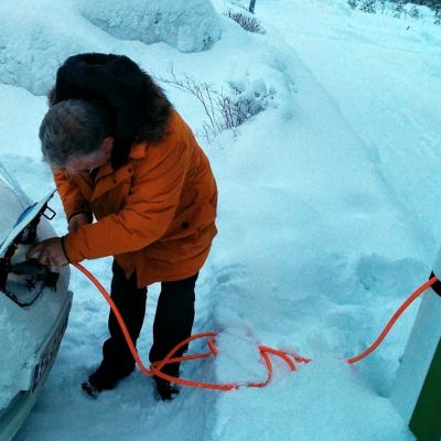 Sähköauto kytketään latautumaan