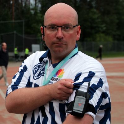 Syöttötuomari Jesse Mäkinen esittelee pesäpallotuomareiden kaudella 2016 testaamaa viestintäjärjestelmää.