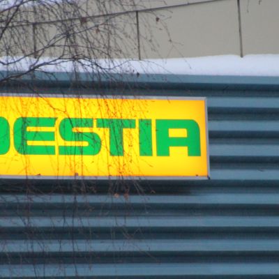 Destian logo yhtiön Joensuun tukikohdan ulkoseinässä.