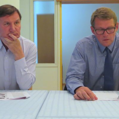 Kansanedustajat Jukka Gustafsson (SDP) ja Matti Vanhanen (Kesk.) Savonlinnan kaupungintalolla.