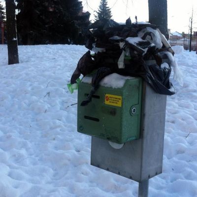 Roskis täynnä koirankakkapuseja