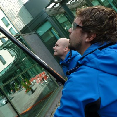 Juuso Karlström pesee elokuvateatteri Plazan ikkunoita Oulussa. Työtä seuraa siivouspalvelu Merantin yhteyspäällikkö Jonne Riihimäki.