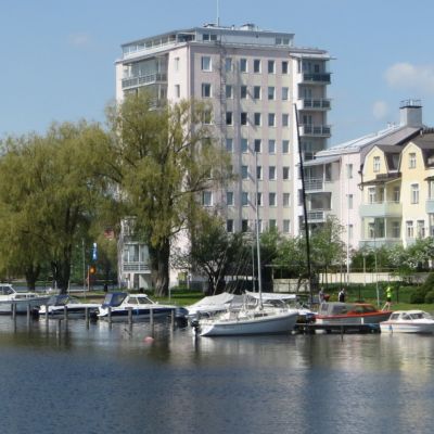 Venietä laitrissa Savonlinnan keskustassa.