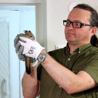 Villieläintenhoitaja Jarmo Lautamäki ja Oskari-oravanpoikanen.