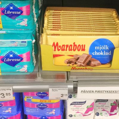 Kuukautissuojia ja suklaata lahtelaisessa elintarvikeliikkeessä.