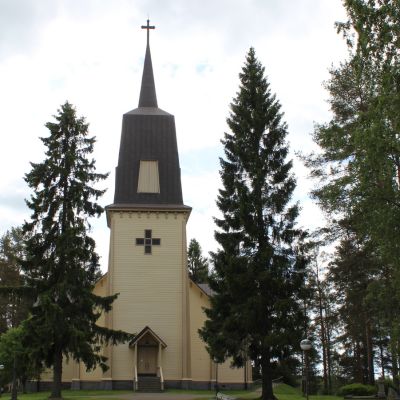 Polvijärven kirkko pilvisenä kesäpäivänä.