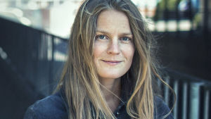 Nytt norskt stjärnskott. Författaren Ingvild H. Rishøi finns nu översatt till svenska. Den norska författaren Ingvild H. Rishøi.