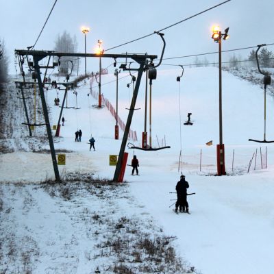 Hiihtohissejä Mustavaaran laskettelukeskuksella.