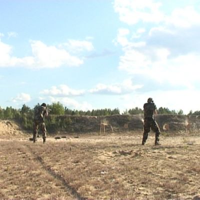 Medlemmar i den litauiska skarpskytterörelsen övar på ett skjutområde.
