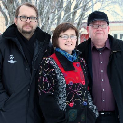 Hannu Urjanheimo, Anita Timonen ja Erkki Hukka Mekrijärvellä.