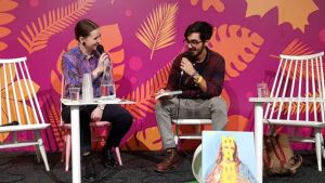 Adrian blir intervjuad av litteraturvetaren Madeleine Dunderlin om sin bok Mamma, år 2019. Adrian Perera i författarintervju på pinnstolar.