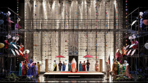 Tom Schenk står för uppsättningens funktionella scenografi. Foto från Madame Butterfly på Nationaloperan.