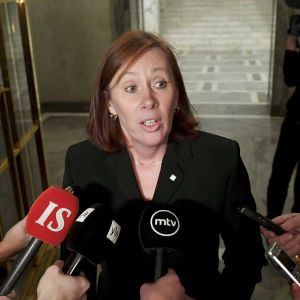 Kommunminister Sirpa Paatero (SDP) intervjuas av medier i riksdagen den 26 mars 2019.