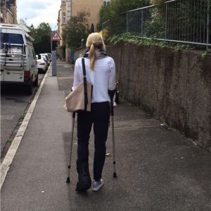 Nina Chydenius har drabbats av sju stressfrakturer under sin löparkarriär. Nina Chydenius med kryckor och foten i paket.