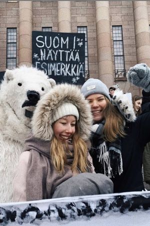 Joanna Fuhrmann och Marika Alkula deltog i protester framför riksdagshuset 2019. Två aktivister står framför riksdagshuset.