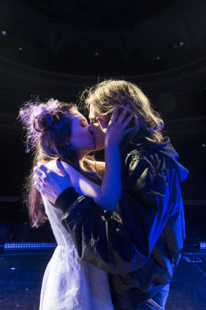Julia ja Romeo suutelevat. Rooleissa Satu Tuuli Karhu ja Olli Riipinen. 