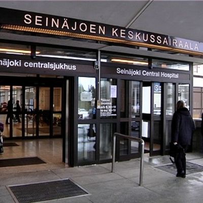 Huvudingången till Seinäjoki centralsjukhus
