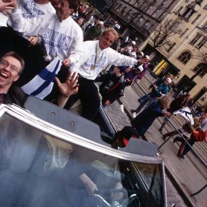 Suomen jääkiekkomaajoukkueen valmentaja ja jäseniä juhlakulkueessa palattuaan jääkiekon maailmanmestaruuskisoista 1995