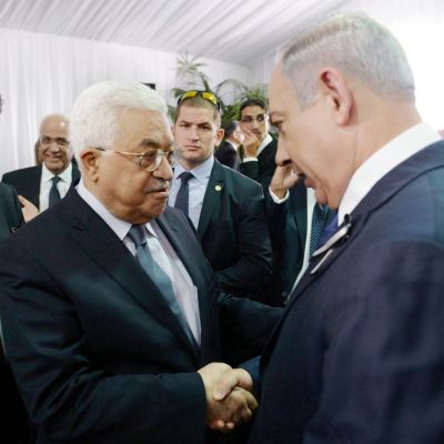 Abbas ja Netanjahu kättelevät vakavina.