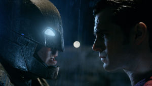 Rasmus och Aras kommer betydligt bättre överens än vad Batman och Stålmannen gjorde i filmen Dawn of Justice. Batman och Stålmannen tittar hotfullt på varandra i mörker, bild från filmen Batman v Superman: Dawn of Justice.