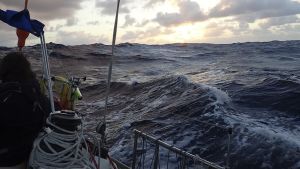 Höga vågor och tidigt mörkt. I synnerhet de långa, mörka nätterna överraskade Ocean Ladys besättning. Bild taget från en segelbåt, öppet hav, skymning eller gryning, höga vågor