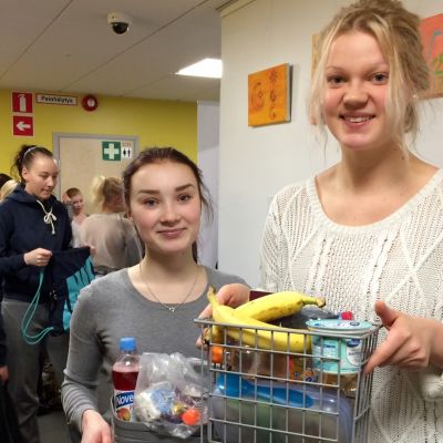 Joensuun yhteiskoulun yo-kokelaat Vuokko Ukkonen (vas.) Marjatta Luostarinen.