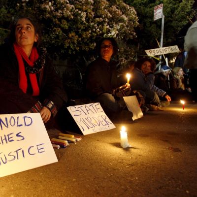 Mielenosoittajat vastustavat kuolemantuomiota San Quentinin vankilan edustalla Los Angelesissa vuonna 2005.