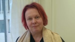 Elina Bonelius Elina Bonelius är Vasas nya museidirektör. Hon står vid ett fönster.