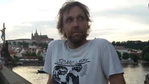 Där vi en gång gått - tillbaka på Karlsbron 24 år senare Man står på Karlsbron i Prag, skymning, floden syns och slott i bakgrunden