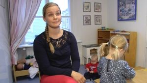 Johanna Turunen tycker det känns tryggt att kunna ringa sina föräldrar eller svärföräldrar när som helst om vad som helst. Det skulle hon inte vilja gå miste om. Johanna Turunen med sina barn i bakgrunden