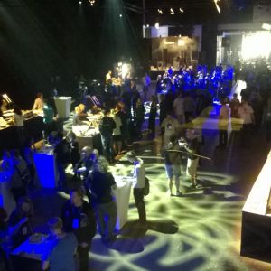 Yleiskuvaa koodauksen MM-finaalin huoneesta